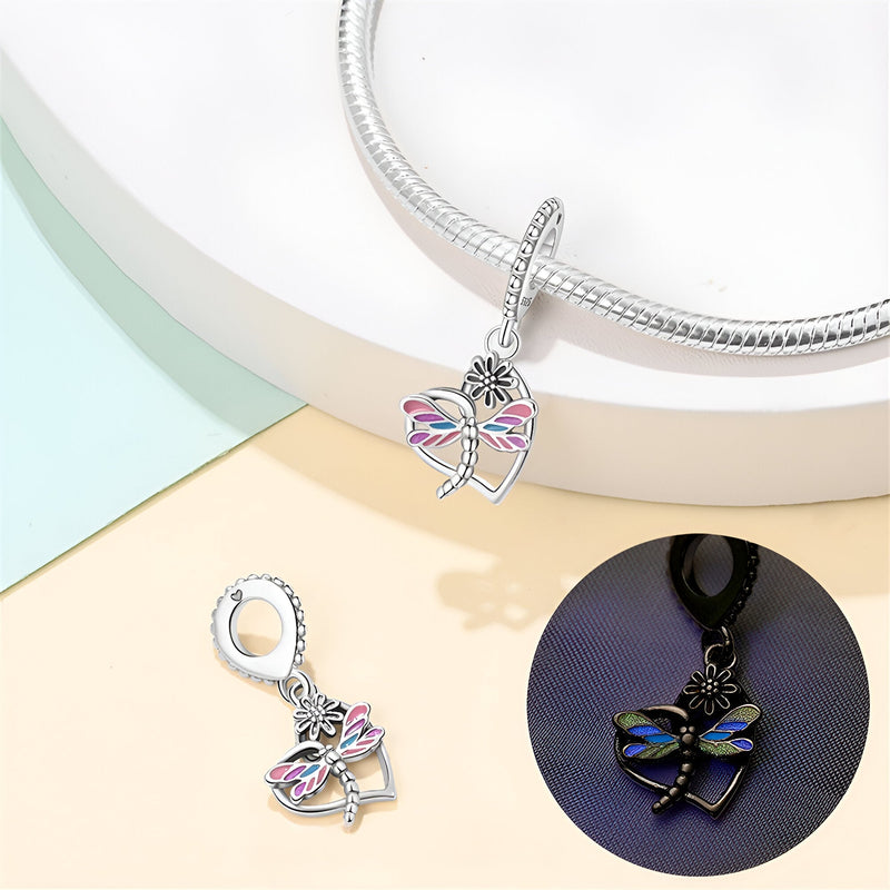 Pendentif en argent cœur avec libellule incrustée rose et bleue, design fin et délicat.