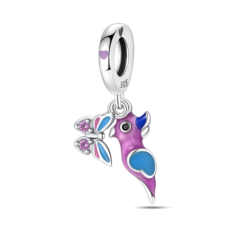 Charm pendentif en argent oiseau violet et bleu avec papillon orné de pierres roses.