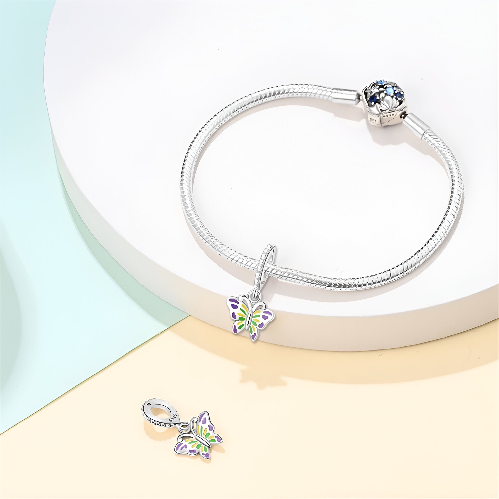 Bracelet argent avec pendentif papillon translucide et coloré, modèle Alianor.