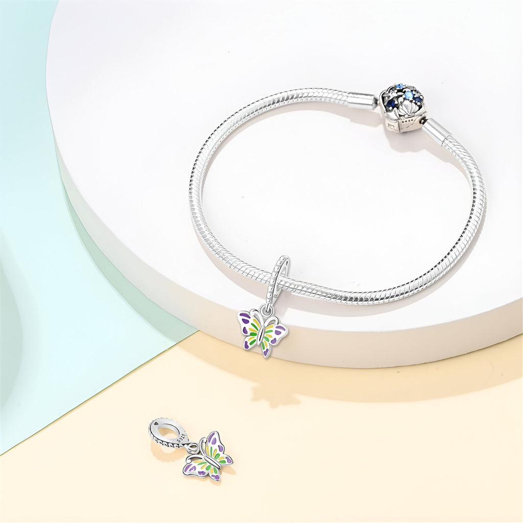 Bracelet argent avec pendentif papillon translucide et coloré, modèle Alianor.