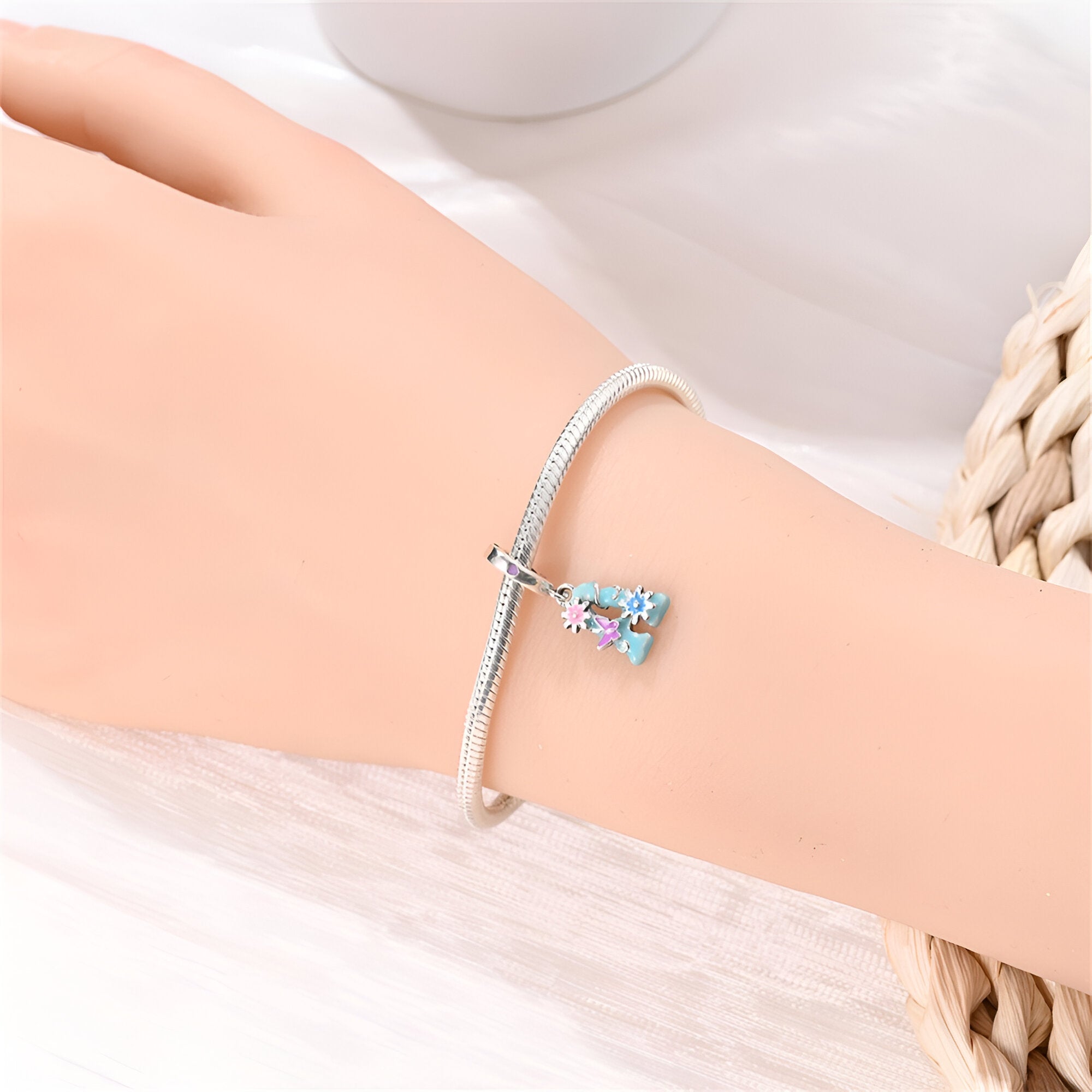 Bracelet fin en argent avec pendentif fleur bleu et violet, modèle Amelina.