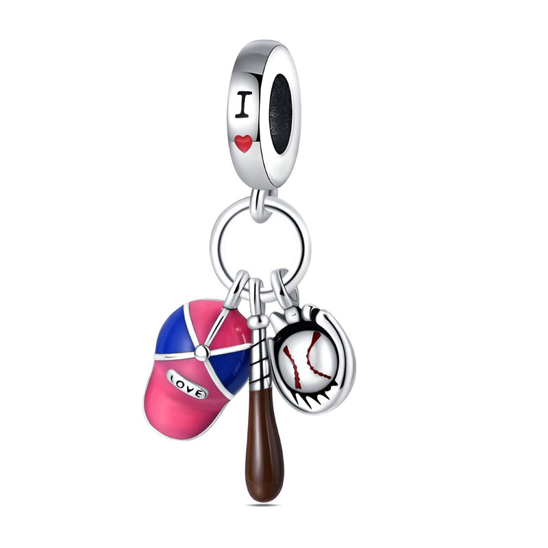 Charm pendentif en métal argenté avec balle de baseball, batte boisée et casquette rose et bleue.