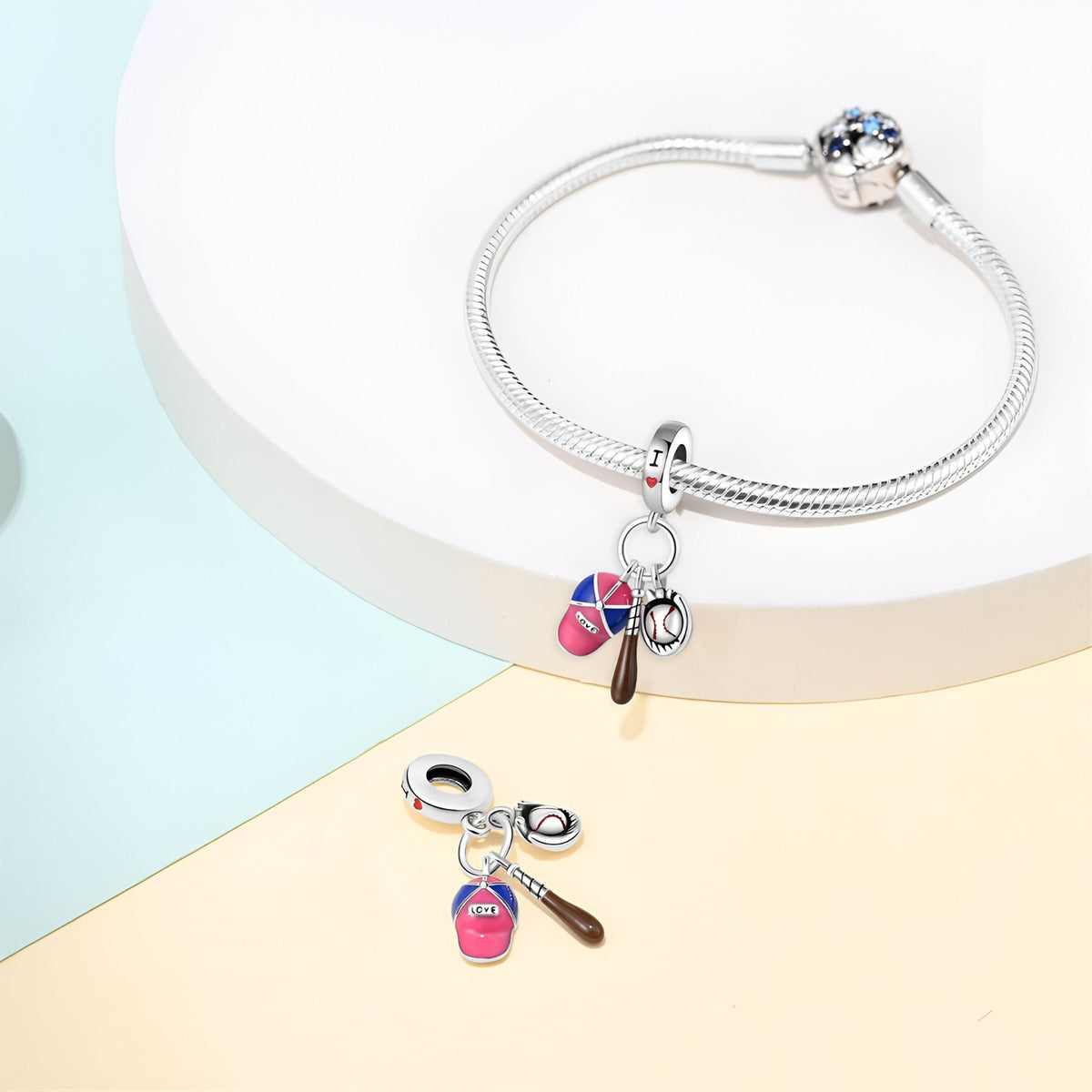 Bracelet argenté avec pendentifs baseball colorés, batte, gant et balle stylisée.