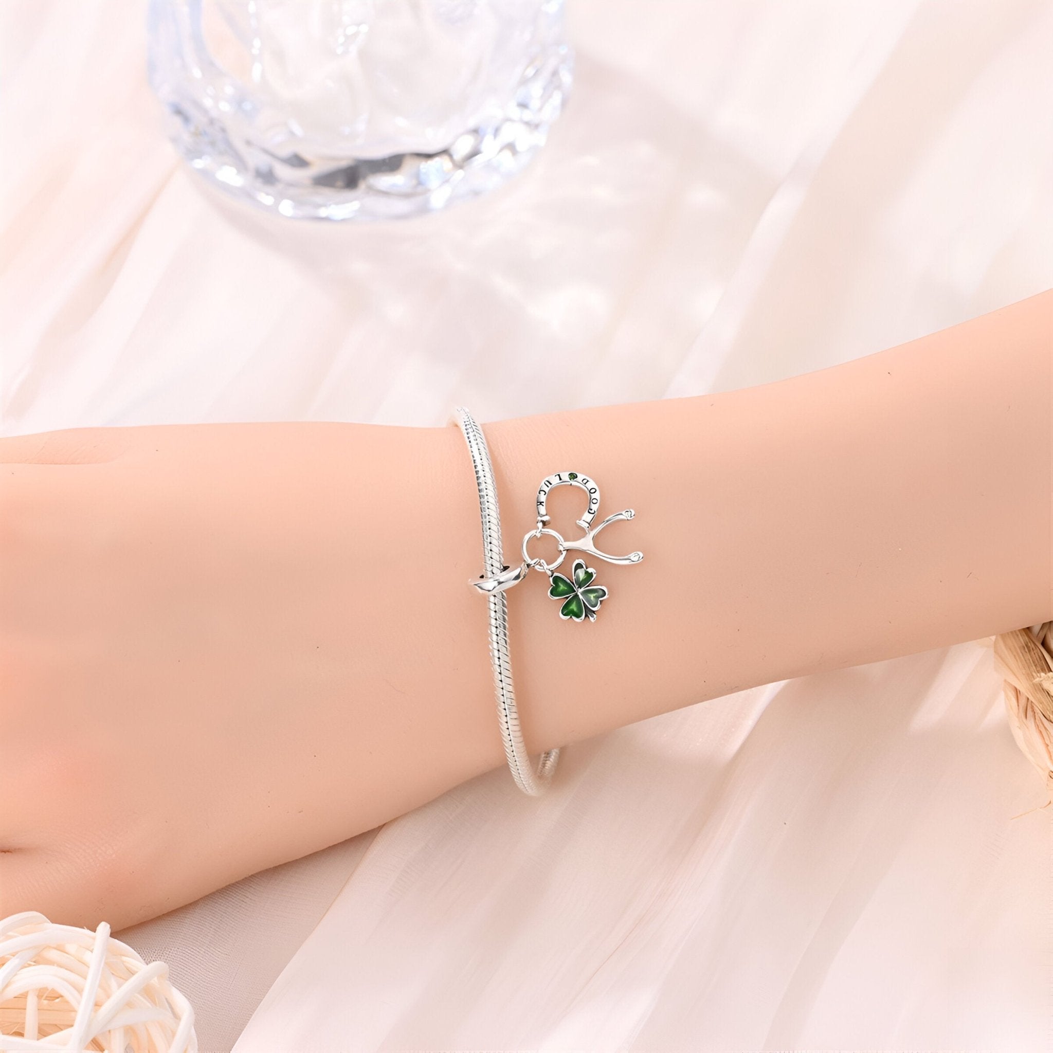 Bracelet argent fin avec pendentif trèfle vert et détail cercle texturé élégant.