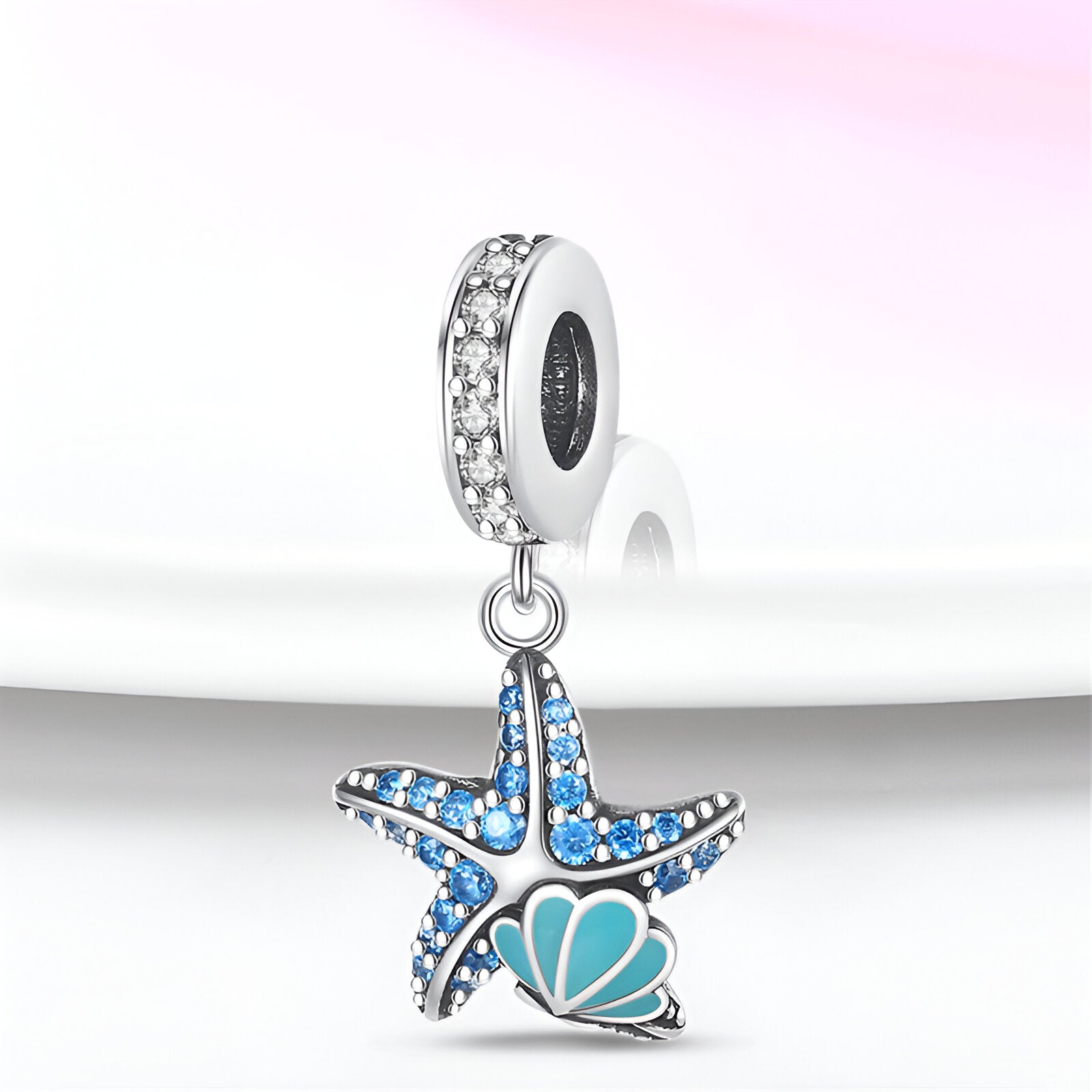 Charm pendentif étoile de mer bleue et argentée avec coquillage turquoise et anneau strassé.