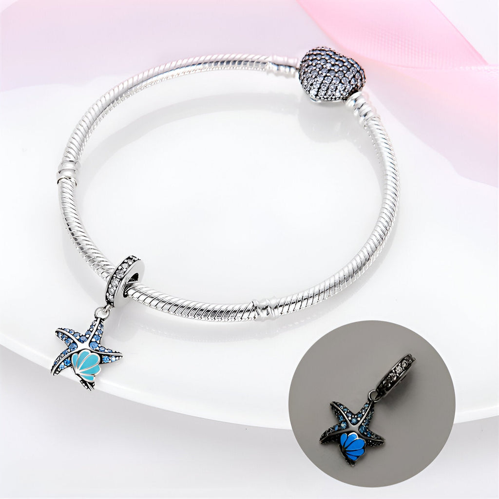 Bracelet argent avec pendentif étoile de mer bleue et blanche ornée de strass scintillants.