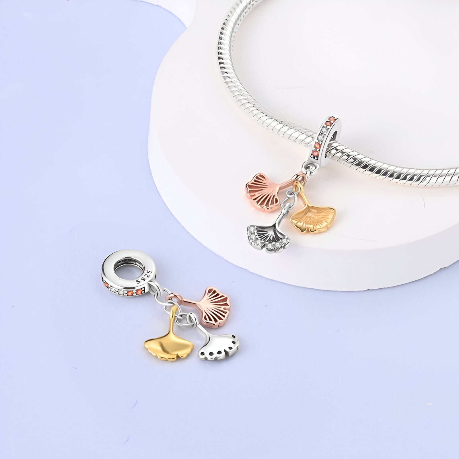Bracelet chaîne argent avec pendentifs feuilles de Ginkgo en or rose, jaune et argent.