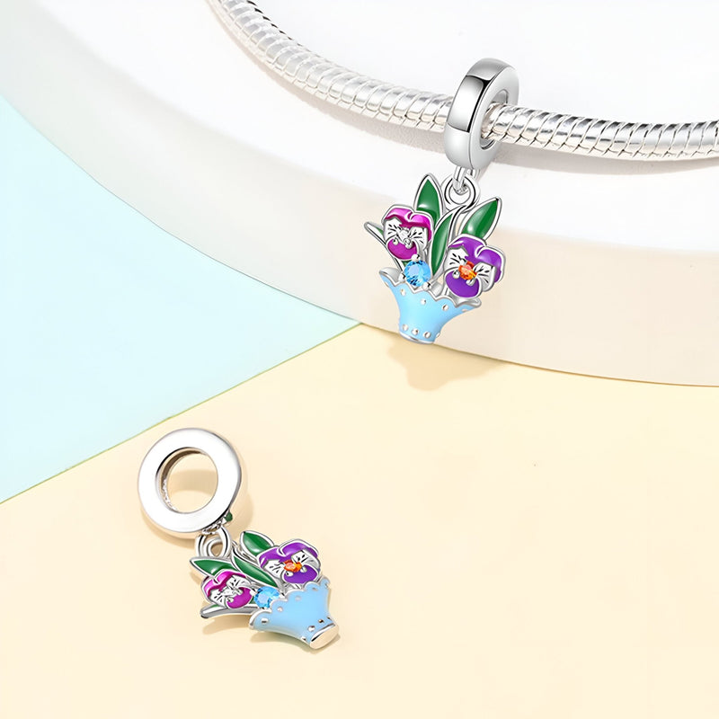 Charm pendentif en argent avec fleurs de pensée colorées et feuillage vert, style délicat.