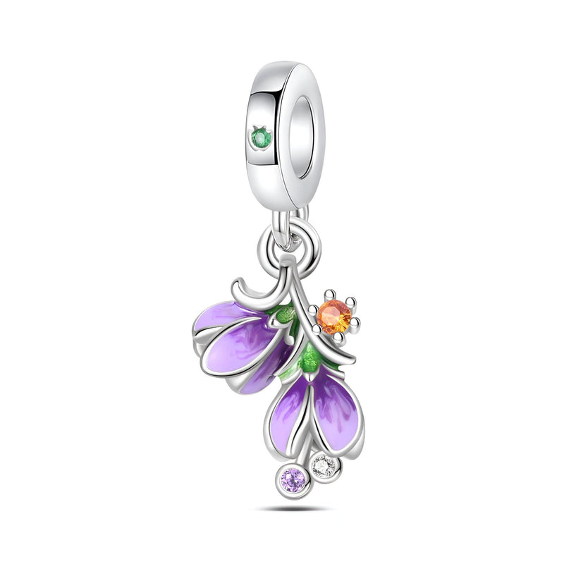 Pendentif charm fleurs violettes émaillées avec détails verts, orange et argent brillant.