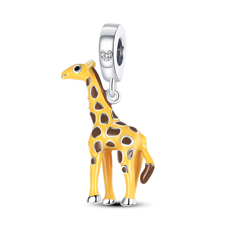 Charm pendentif girafe en émail jaune et marron avec anneau argenté brillant.