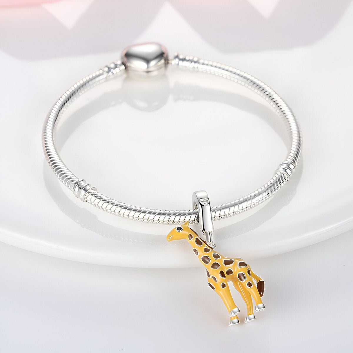 Bracelet argenté avec pendentif girafe jaune et noir détail réaliste.