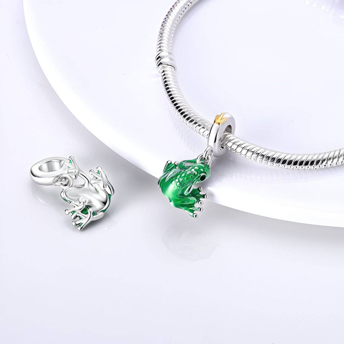 Charm pendentif grenouille verte en émail brillant et argent, détail yeux dorés, sur chaîne argentée.