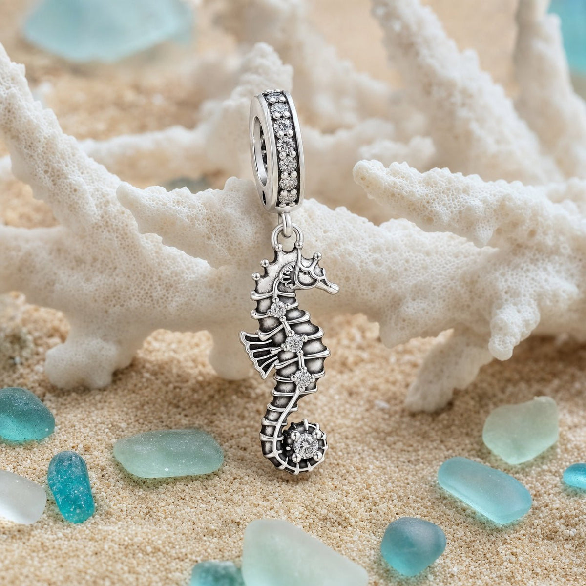 Charm pendant hippocampe, gravures ecailles et zircons, pour femme, modele Hippocampa