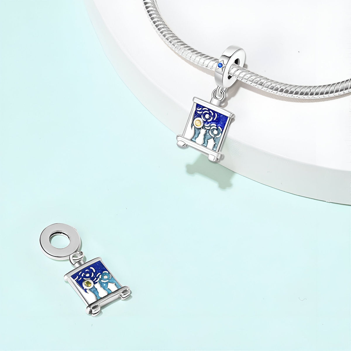 Pendentif carré argent avec motif La Nuit Étoilée de Van Gogh sur bracelet serpentin argenté.