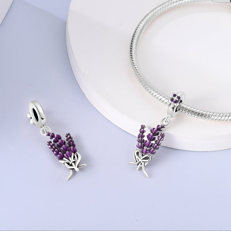 Pendentif charm lavande violet en argent, détail réaliste, monté sur bracelet serpent argenté.