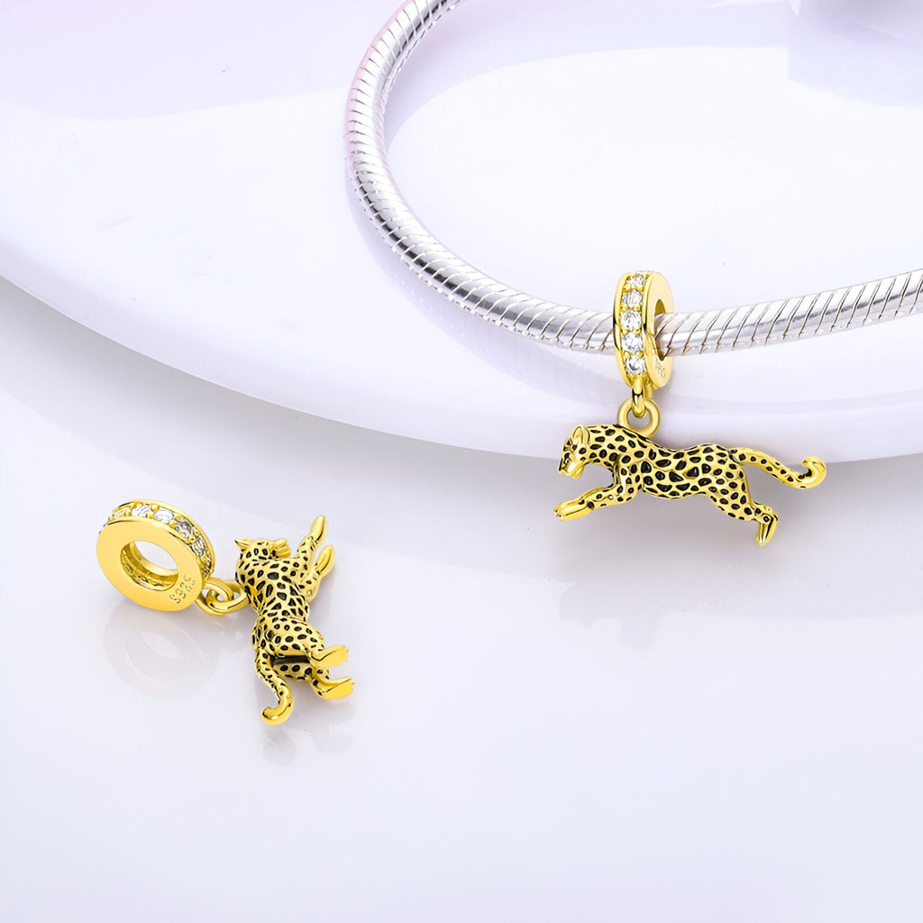 Charm pendentif léopard sprintant doré avec détails noir, style élégant pour bracelet.