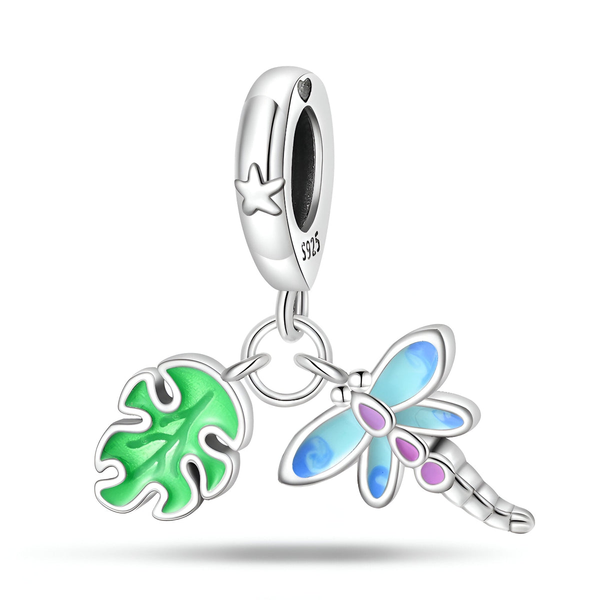 Charm pendentif argent avec libellule bleue et vert feuille tropicale, détails colorés.