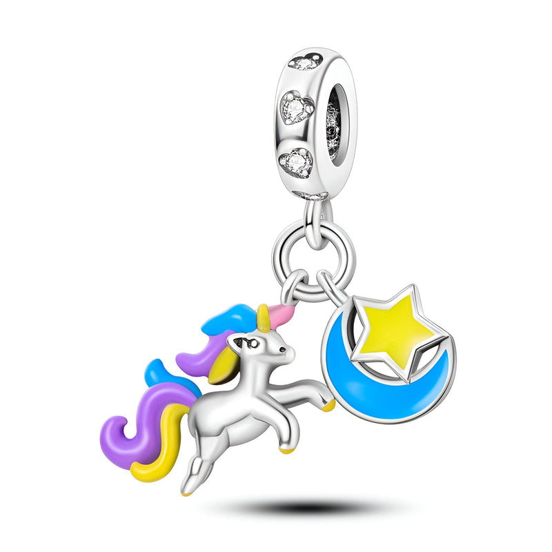 Charm pendentif licorne argentée avec crinière colorée, étoile jaune sur lune bleue.