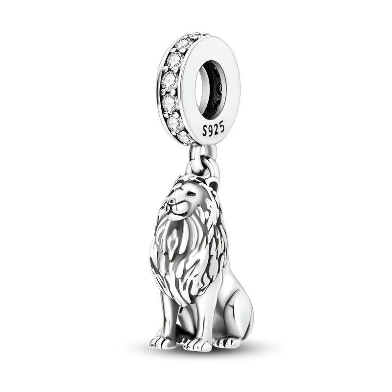 Charm pendentif lion assis en argent sterling 925 avec anneau orné de pierres blanches.