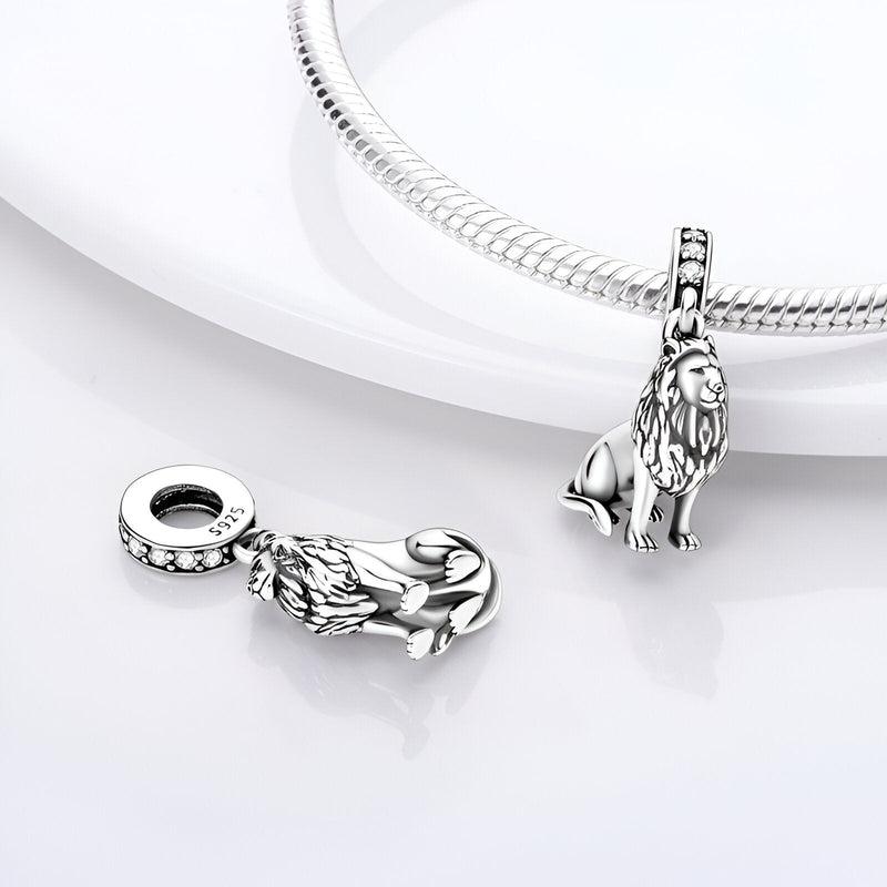 Charm pendentif lion assis en argent, détails gravés, pour bracelet serpentine.