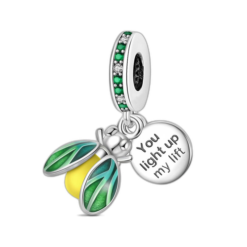 Zawieszka charms, zielona emaliowana świetlik vitrail z napisem You Light Up My Life, dla kobiet, model Luciole Émeraude Émaillée