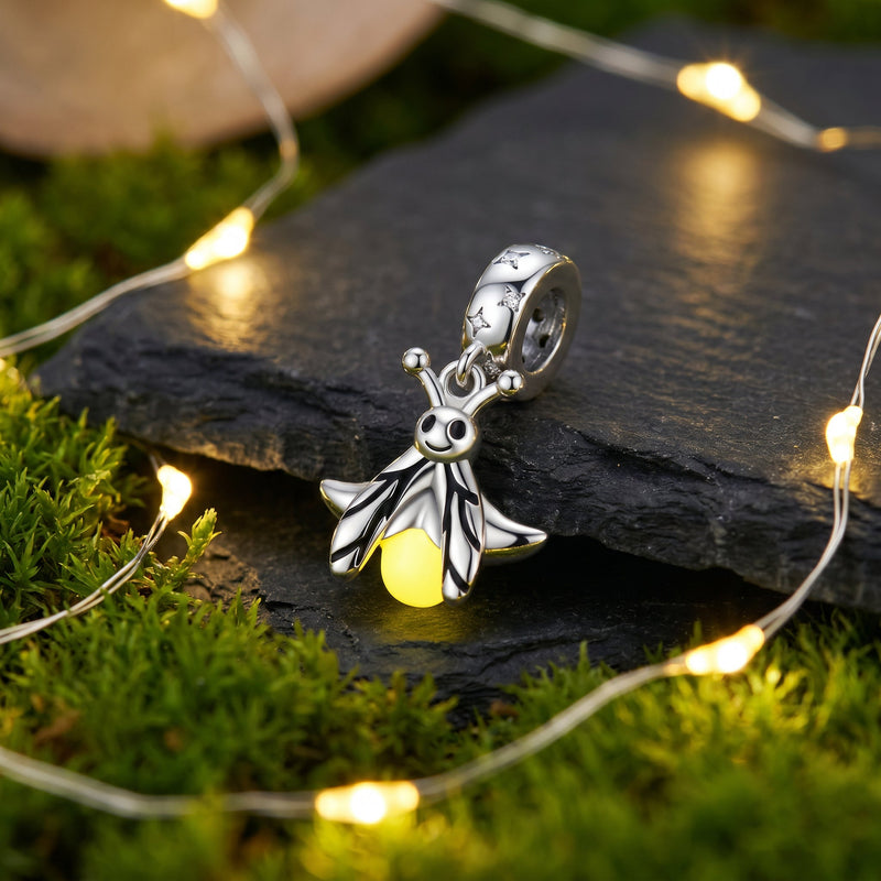 Charm pendant, Luciole souriante phosphorescente avec ailes nervurées et abdomen jaune, pour femme, modèle Luciole Souriante