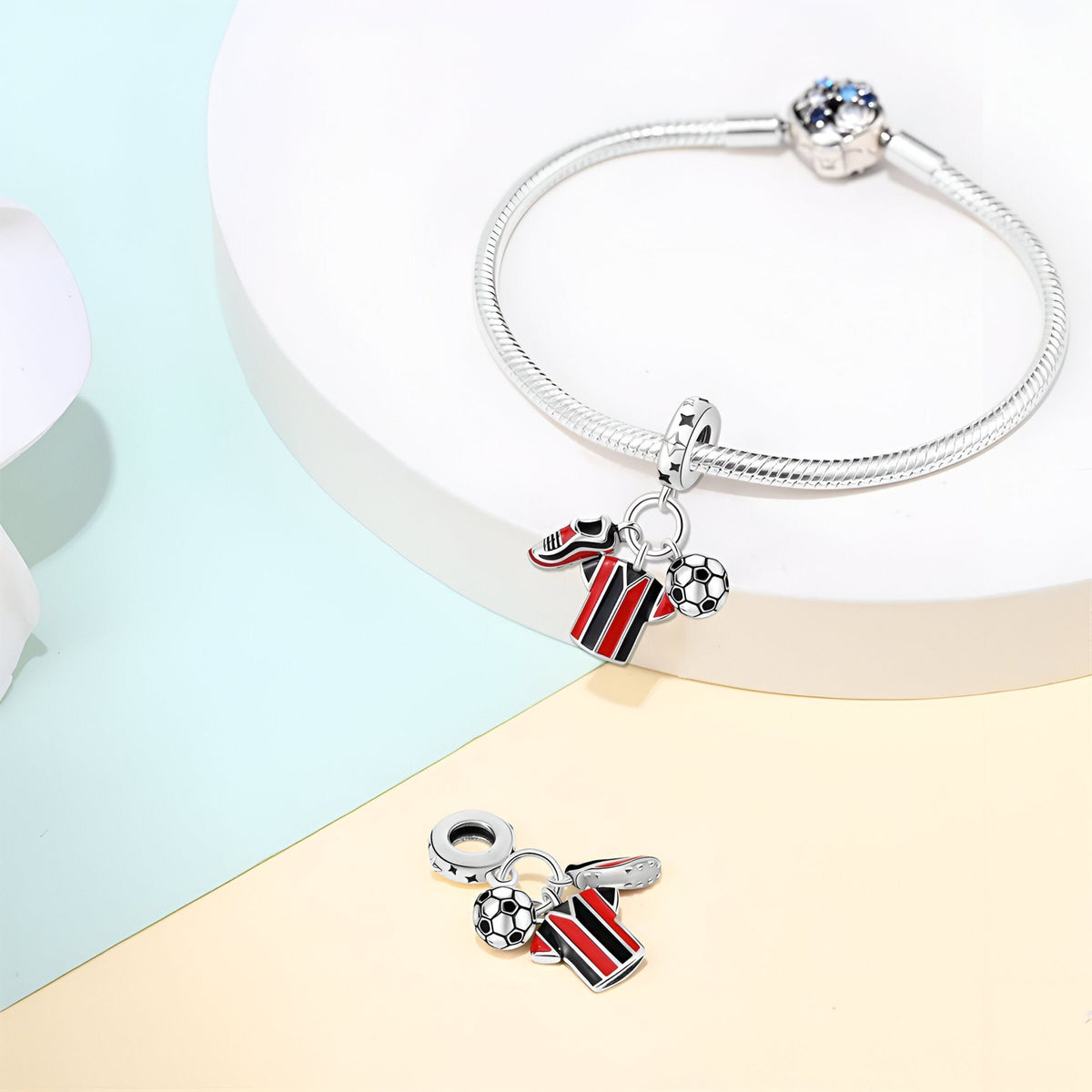 Charm pendentif maillot de foot rouge noir blanc avec ballon en acier argenté sur bracelet serpent.
