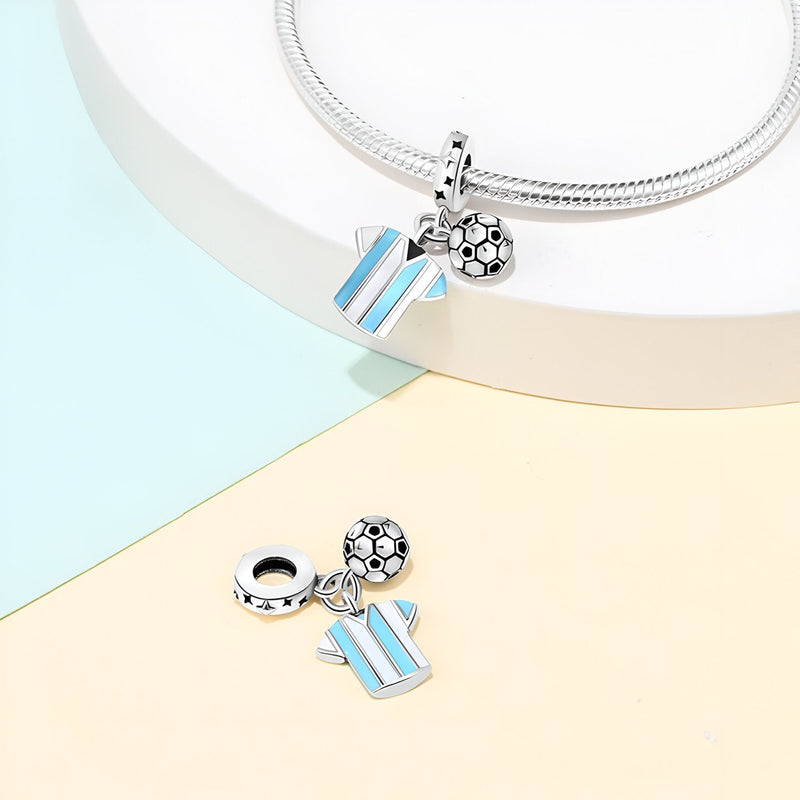 Charm pendentif en argent avec ballon de foot noir et blanc et maillot rayé bleu clair et blanc.