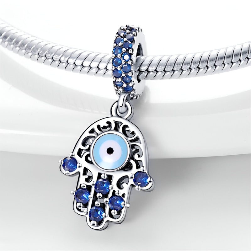 Charm pendentif main de Fatma en argent avec pierres bleues et œil protecteur bleu pâle.