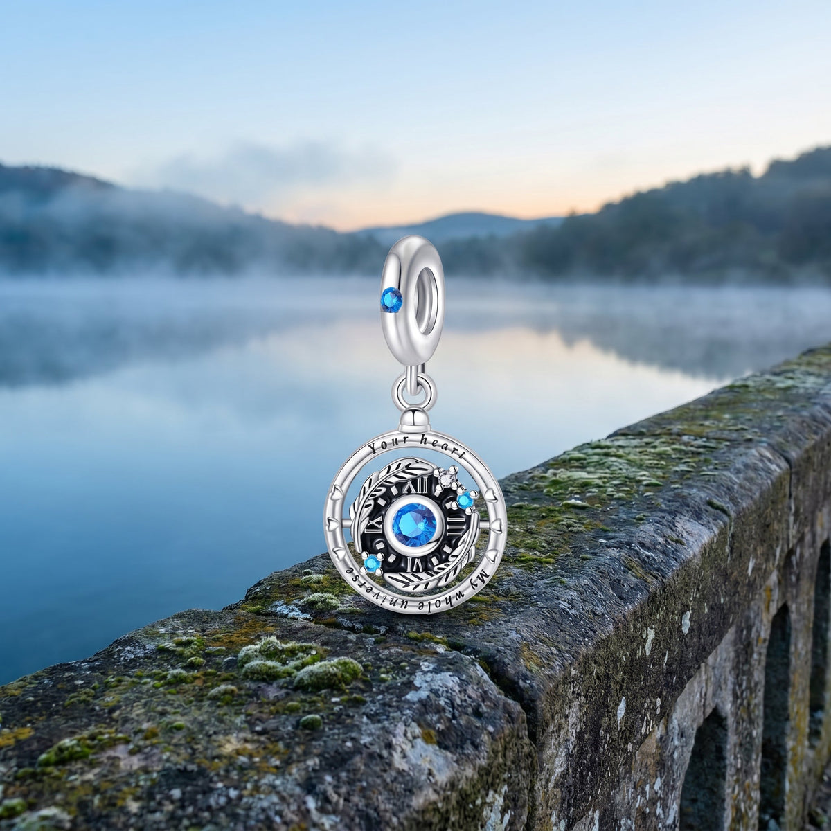 Charm pendant horloge a chiffres romains, zircon bleu central, inscription amour, modele Cosmoria