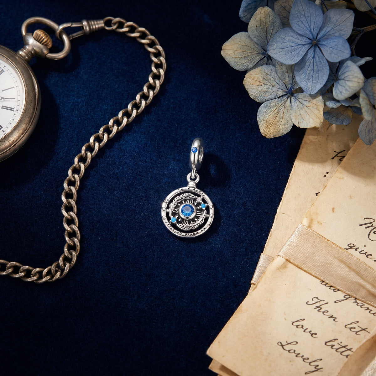 Charm pendant horloge a chiffres romains, zircon bleu central, inscription amour, modele Cosmoria