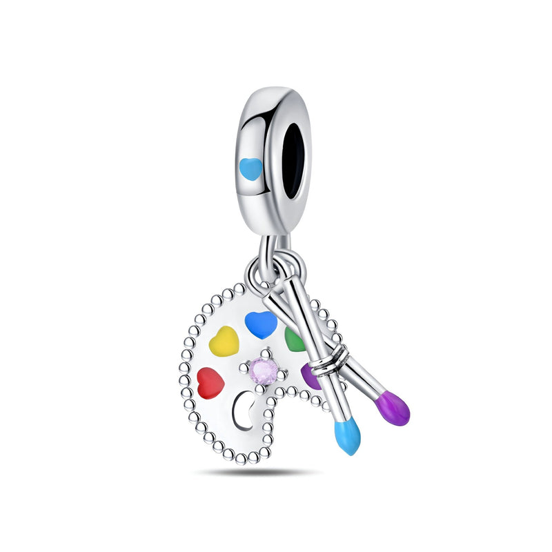 Charm pendentif palette de peinture argent avec touches de couleur et pinceaux bleus et violets.