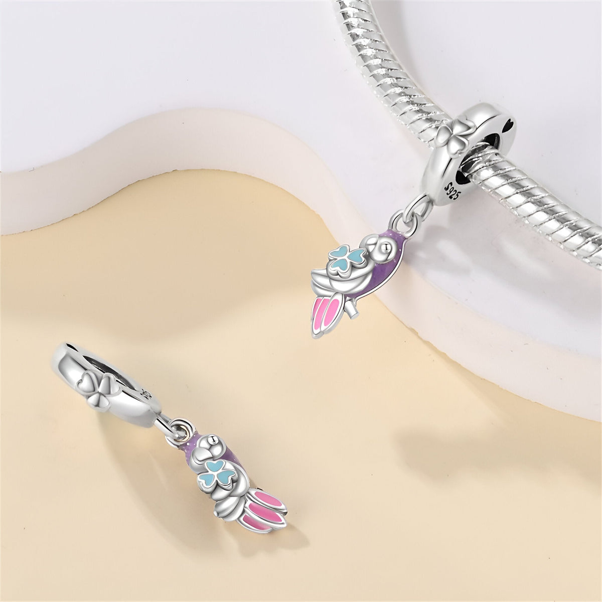 Charm pendentif perroquet coloré argenté avec détails bleus et roses, modèle Gizela.
