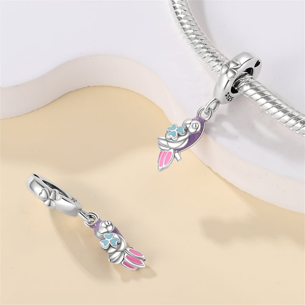 Charm pendentif perroquet coloré argenté avec détails bleus et roses, modèle Gizela.