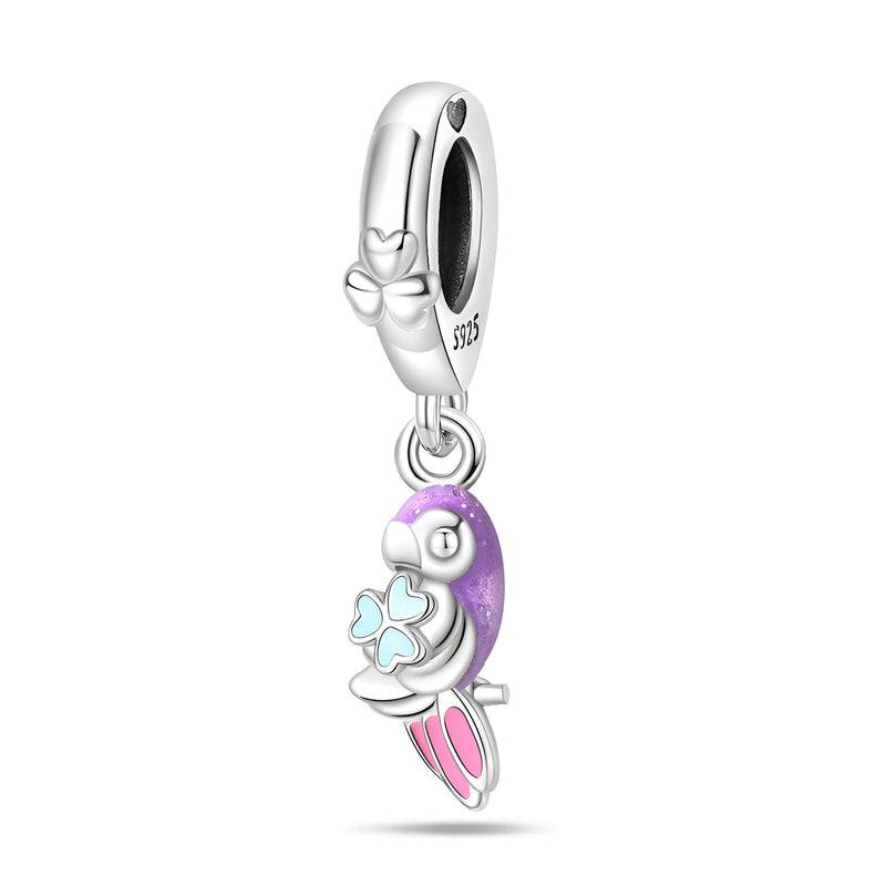 Charm pendentif perroquet argenté avec émail violet, bleu clair et rose pâle, détail fleur et ailes texturées.
