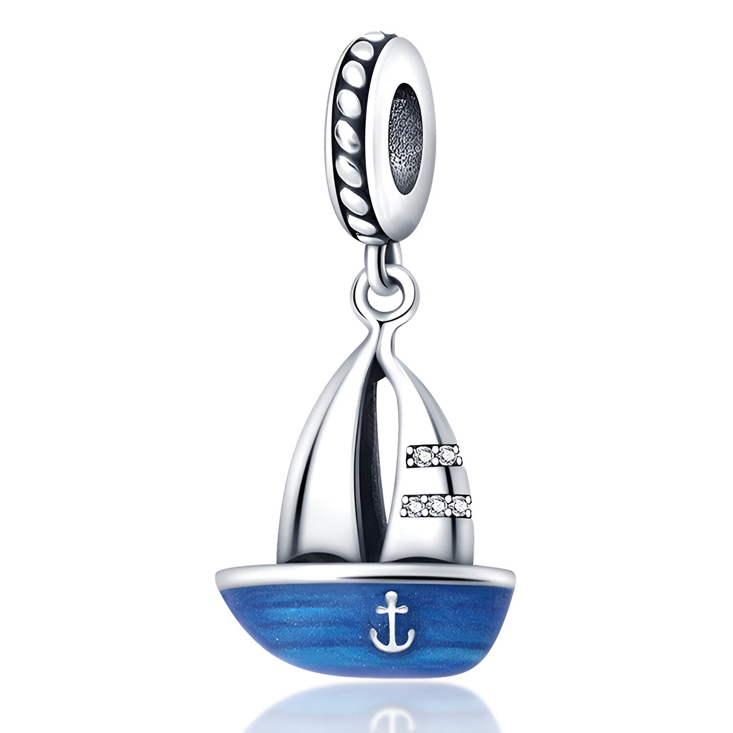 Charm pendentif petit bateau en argent avec coque bleue et ancre blanche, voiles stylisées.