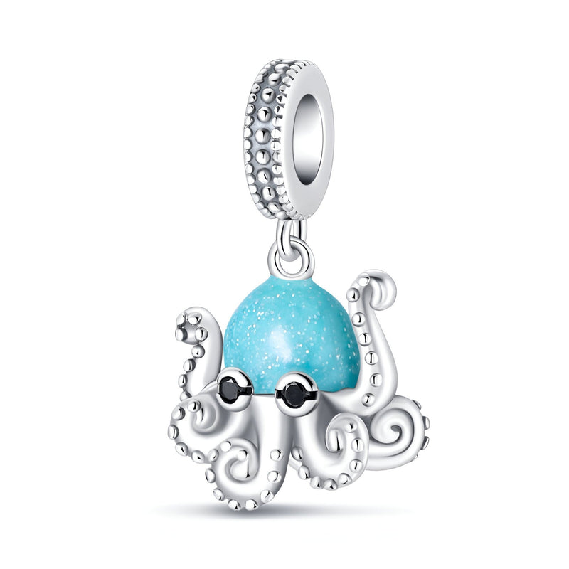 Pendentif charm pieuvre bleue en métal argenté avec détails texturés et yeux noirs brillants.