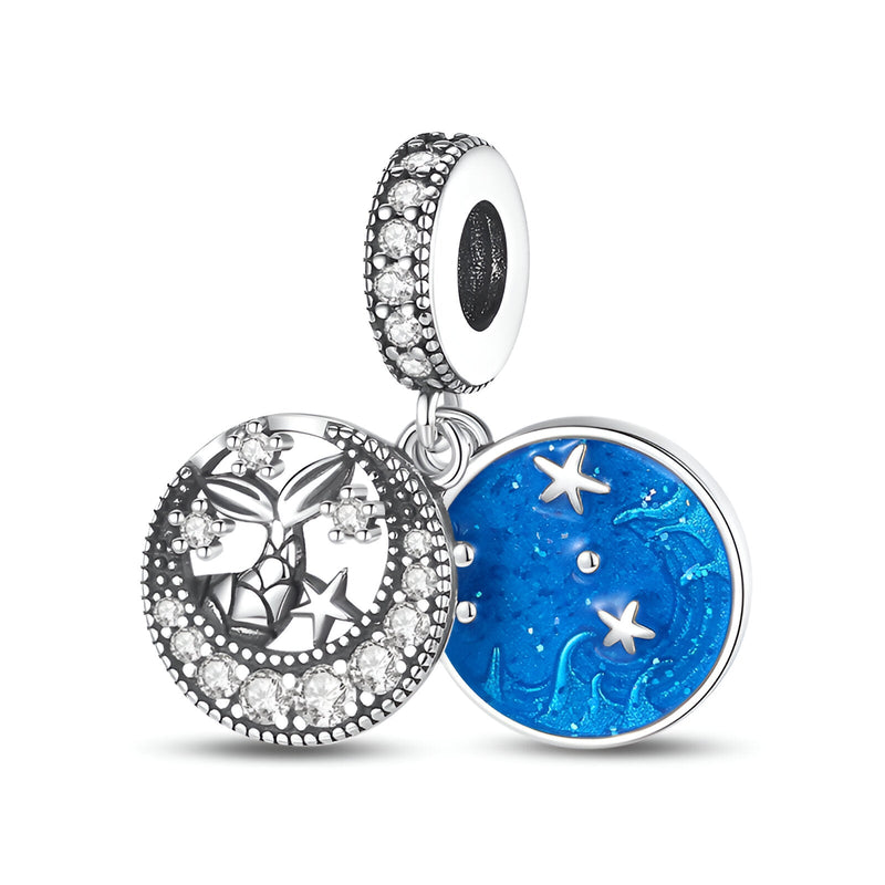 Charm pendant en argent avec sirène ciselée et disque bleu marin orné d'étoiles de mer.