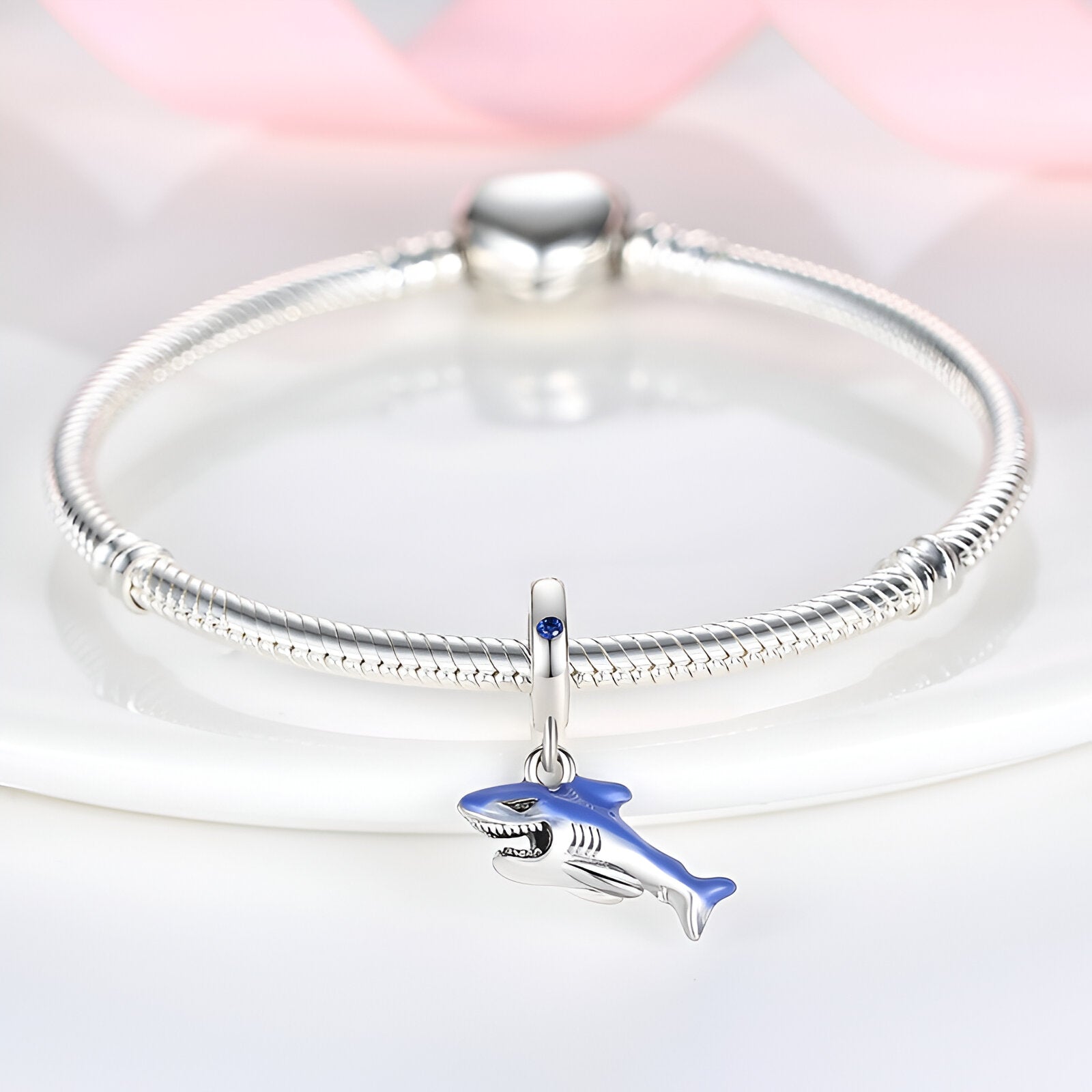 Bracelet argenté avec pendentif requin bleu et argent, style élégant et fin.