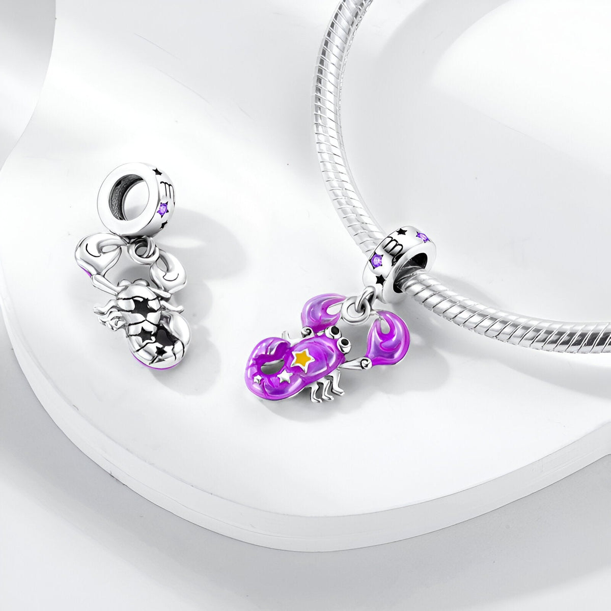 Pendentif charme signe zodiacal Balance en argent avec émail violet et détails étoiles, sur chaîne serpent argentée.