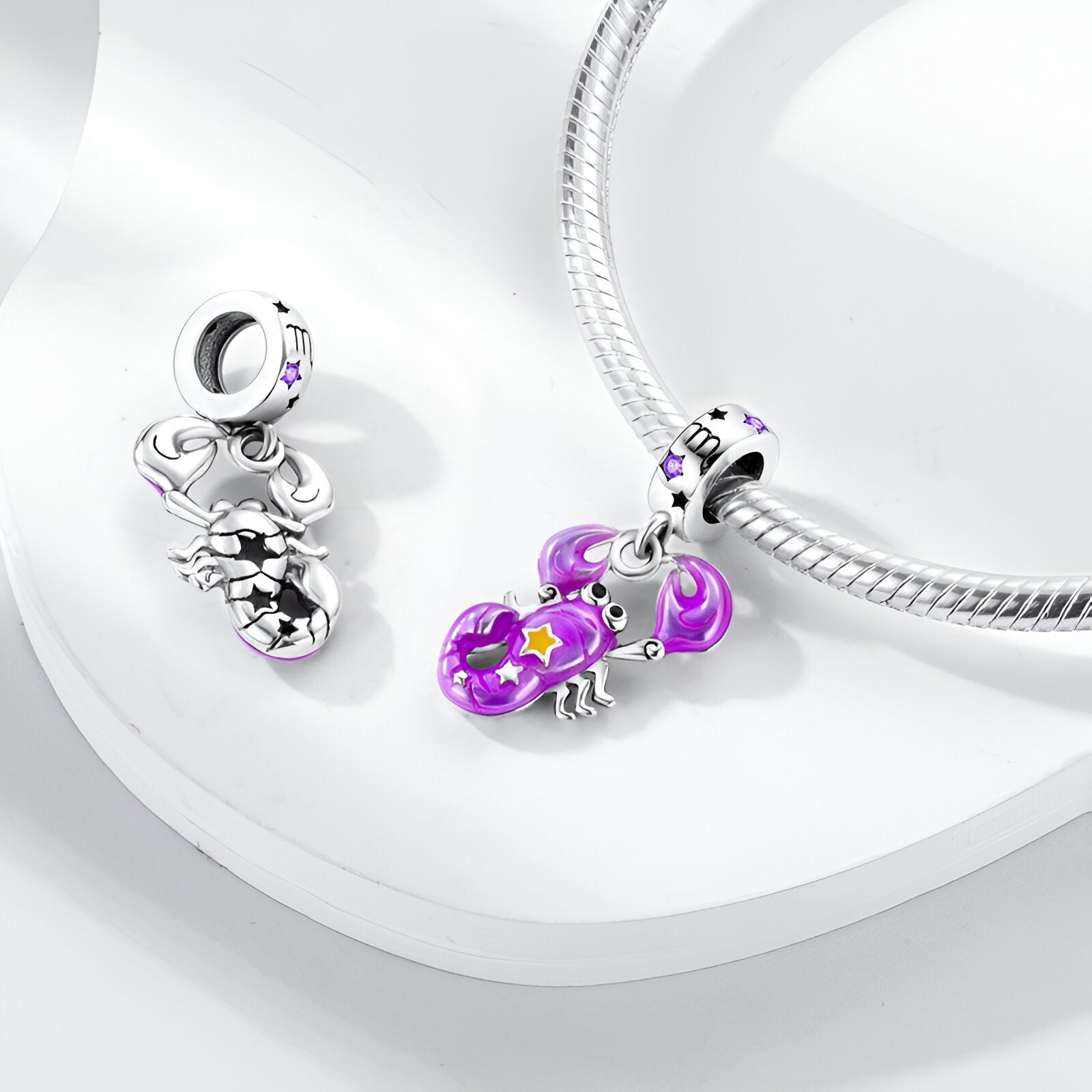 Pendentif charme signe zodiacal Balance en argent avec émail violet et détails étoiles, sur chaîne serpent argentée.