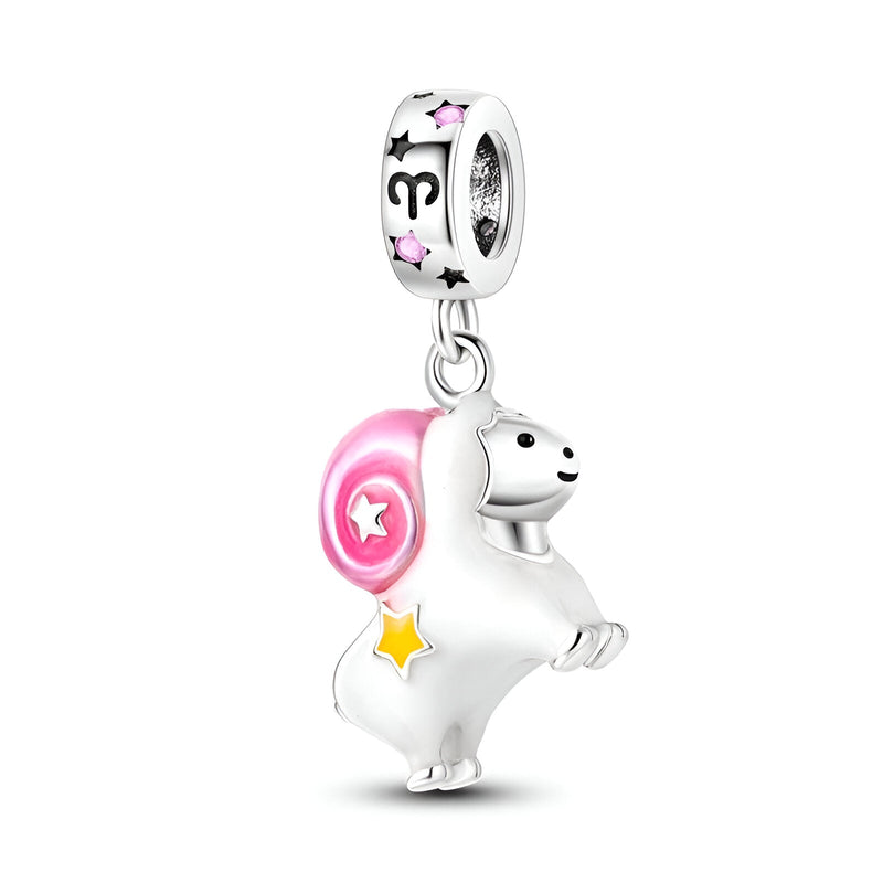 Pendentif charme signe Bélier en métal argenté avec détails roses et étoiles jaunes et noires.
