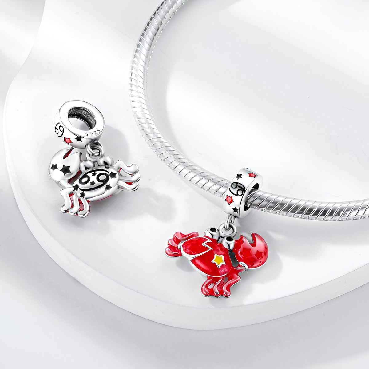 Charm pendentif signe zodiaque Cancer rouge et blanc avec étoiles, métal argenté brillant.