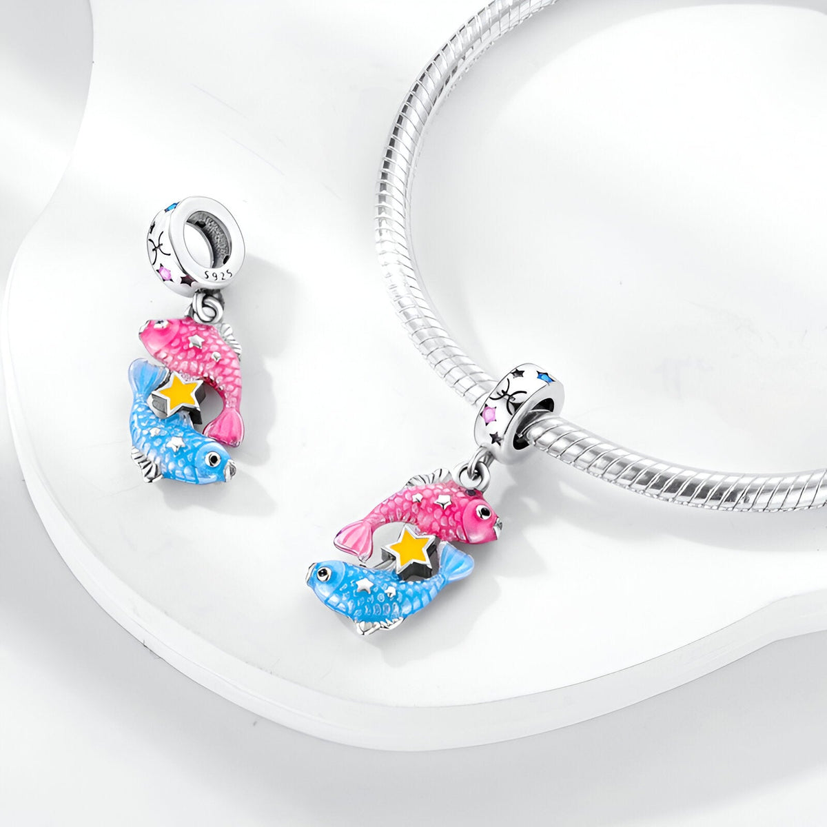 Pendentif charme poisson rose et bleu avec étoile jaune en métal argenté, modèle Lysiane.
