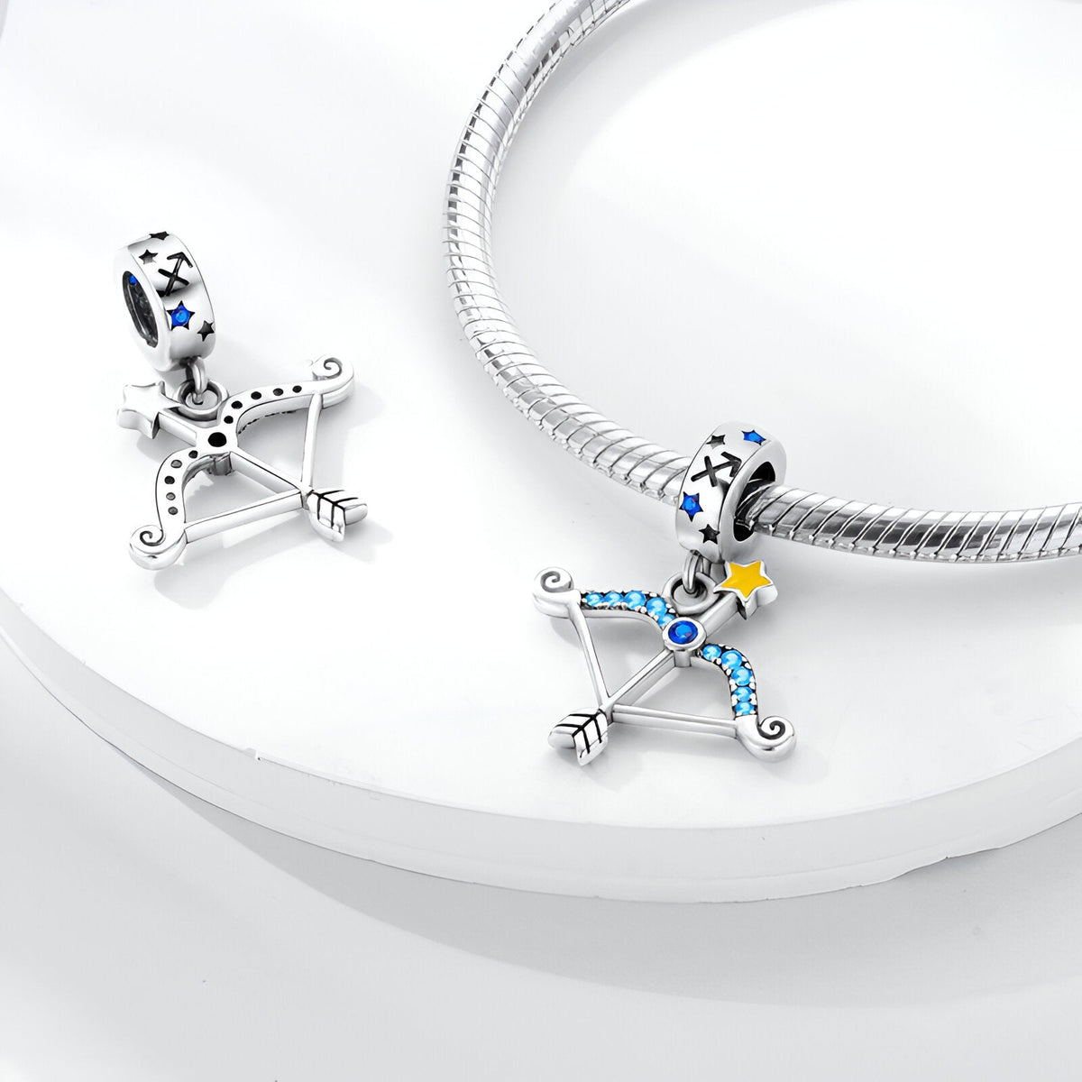 Pendentif charme sagittaire en argent avec étoiles bleues et jaune, style Artemisia.