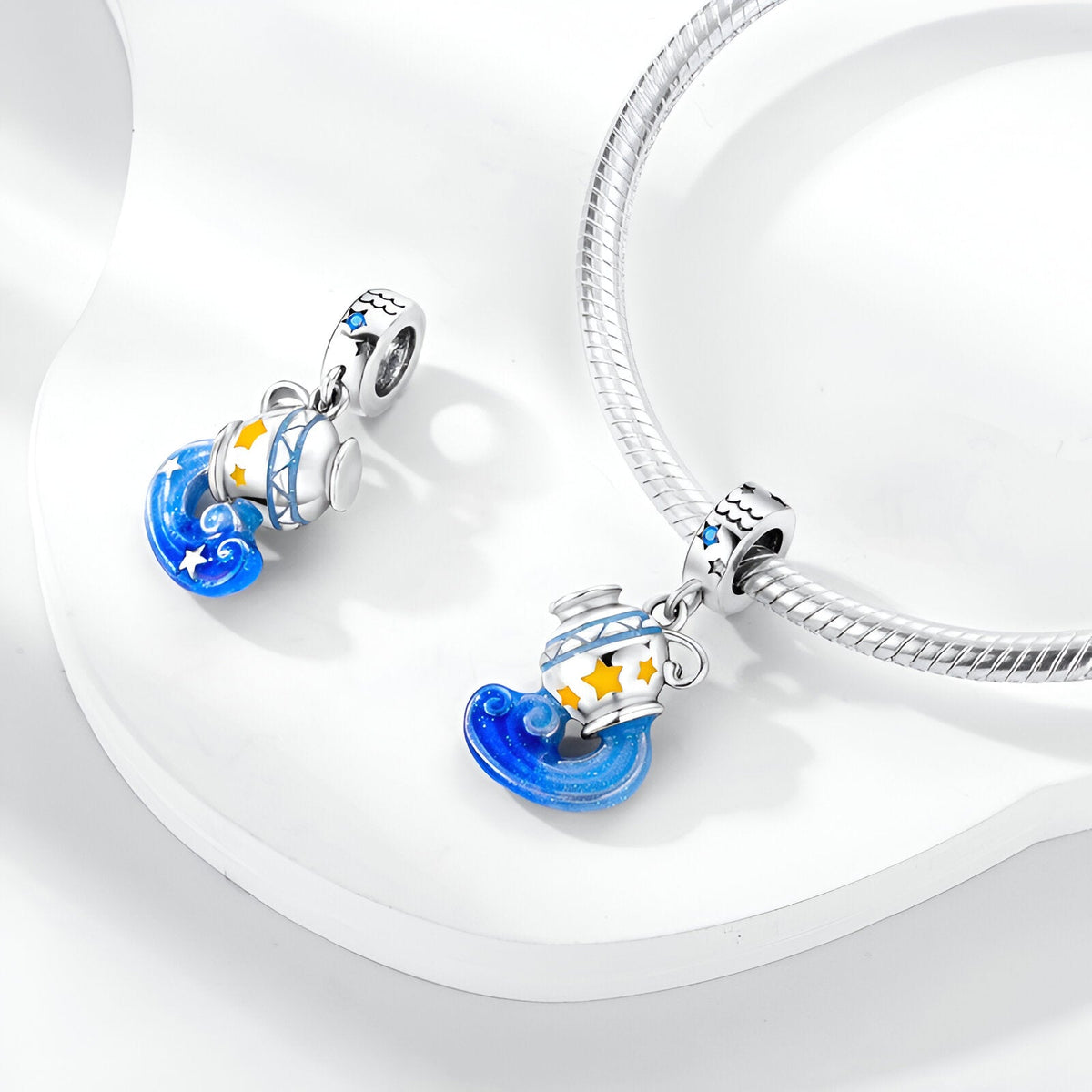 Charm pendant signe du zodiaque Verseau en argent avec émail bleu et étoiles dorées sur bracelet serpent.