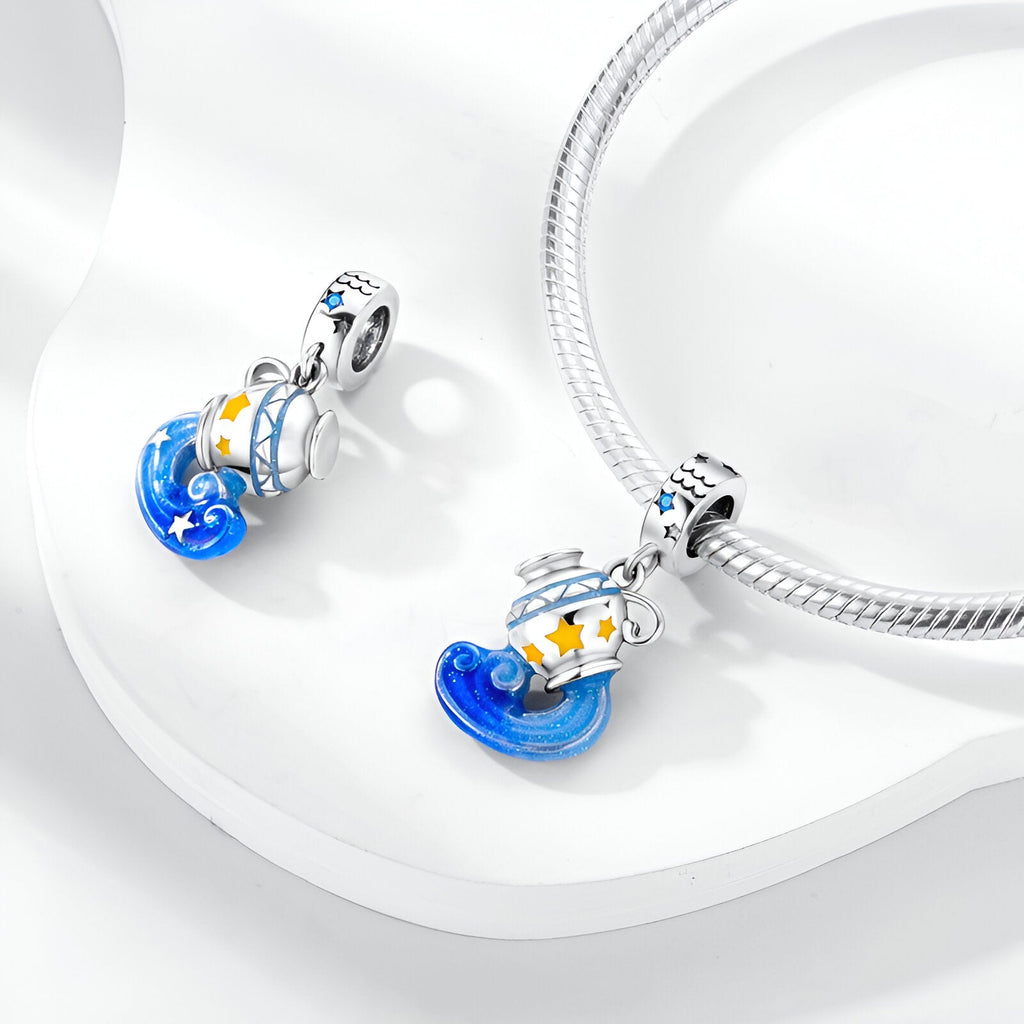 Charm pendant signe du zodiaque Verseau en argent avec émail bleu et étoiles dorées sur bracelet serpent.