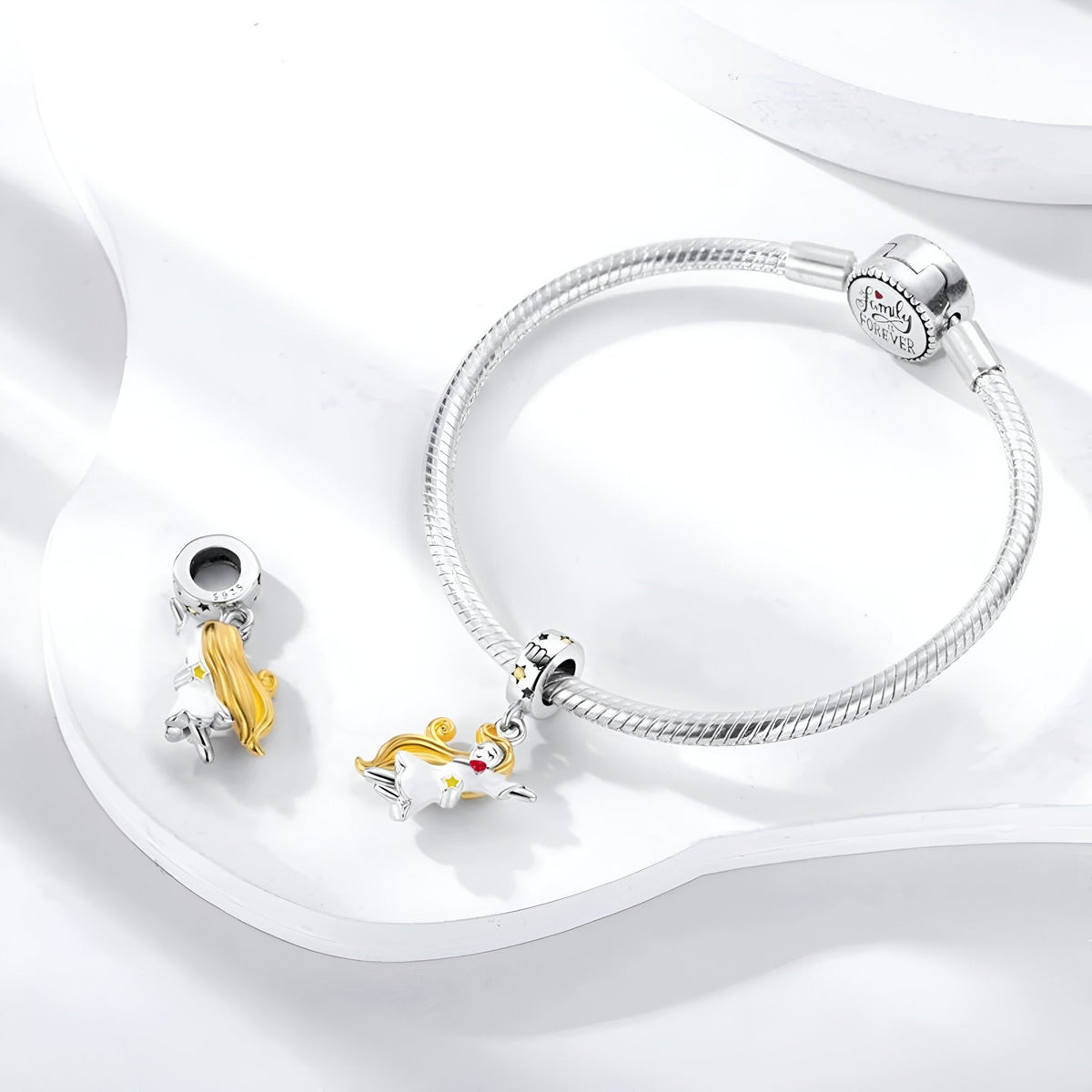 Bracelet en argent avec pendentif signe Vierge doré et blanc, détail étoile rouge.