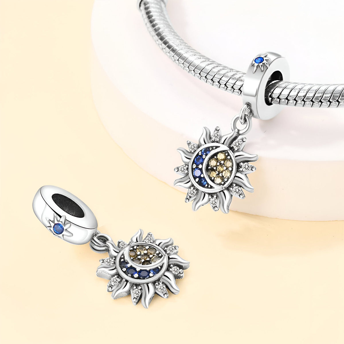 Charm pendentif soleil et lune en argent avec détails bleus et dorés, modèle Katinka.