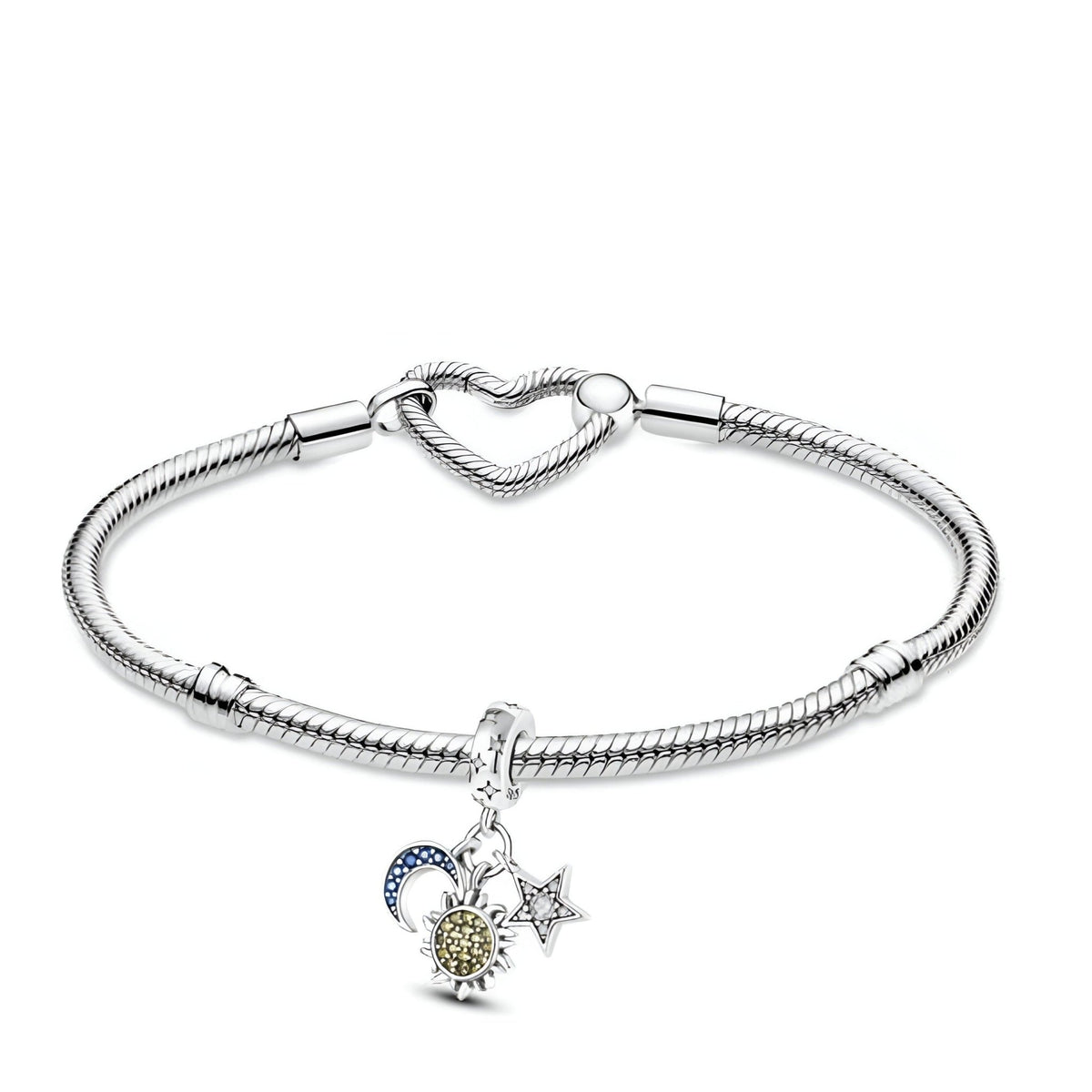 Bracelet argenté serpent avec pendentifs soleil doré, lune argentée et étoile strassée.
